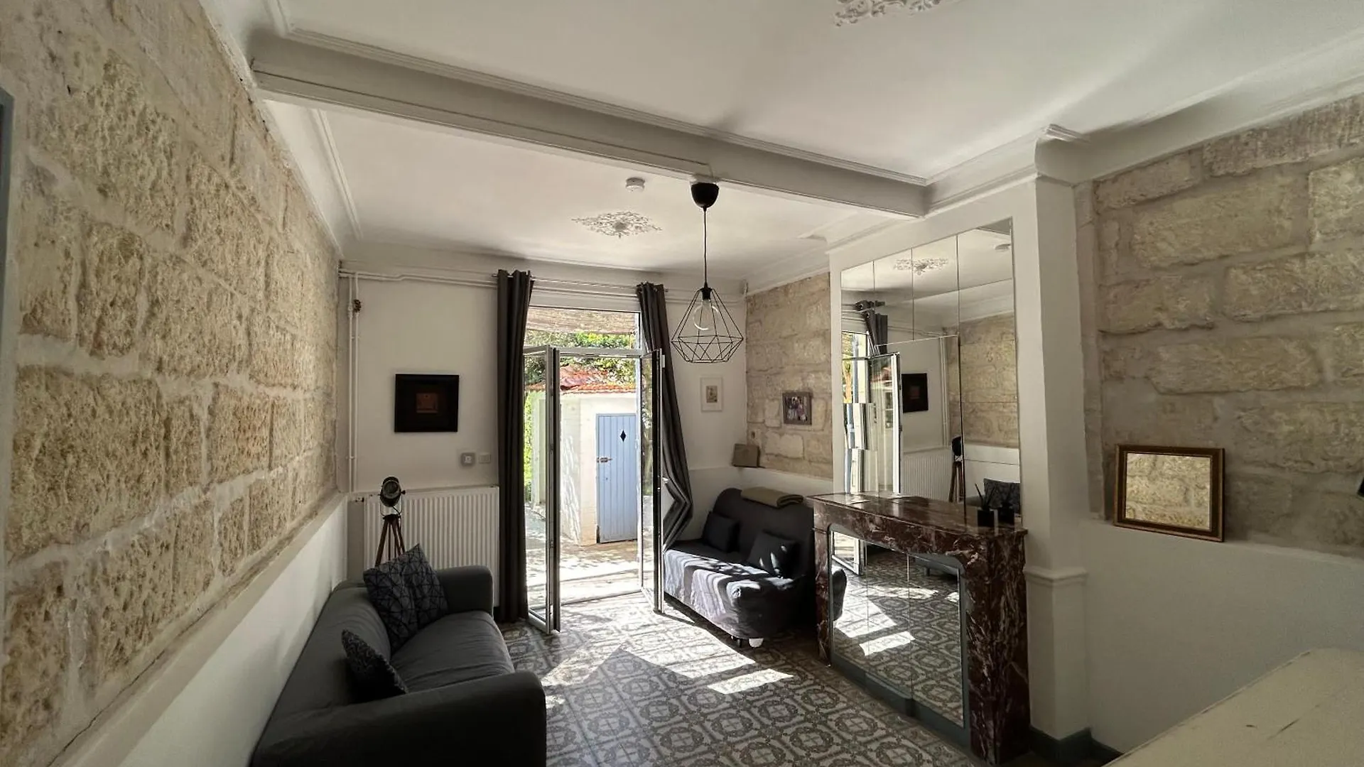 Maison De Caractere Avec Jardin Arbore En Avignon Villa