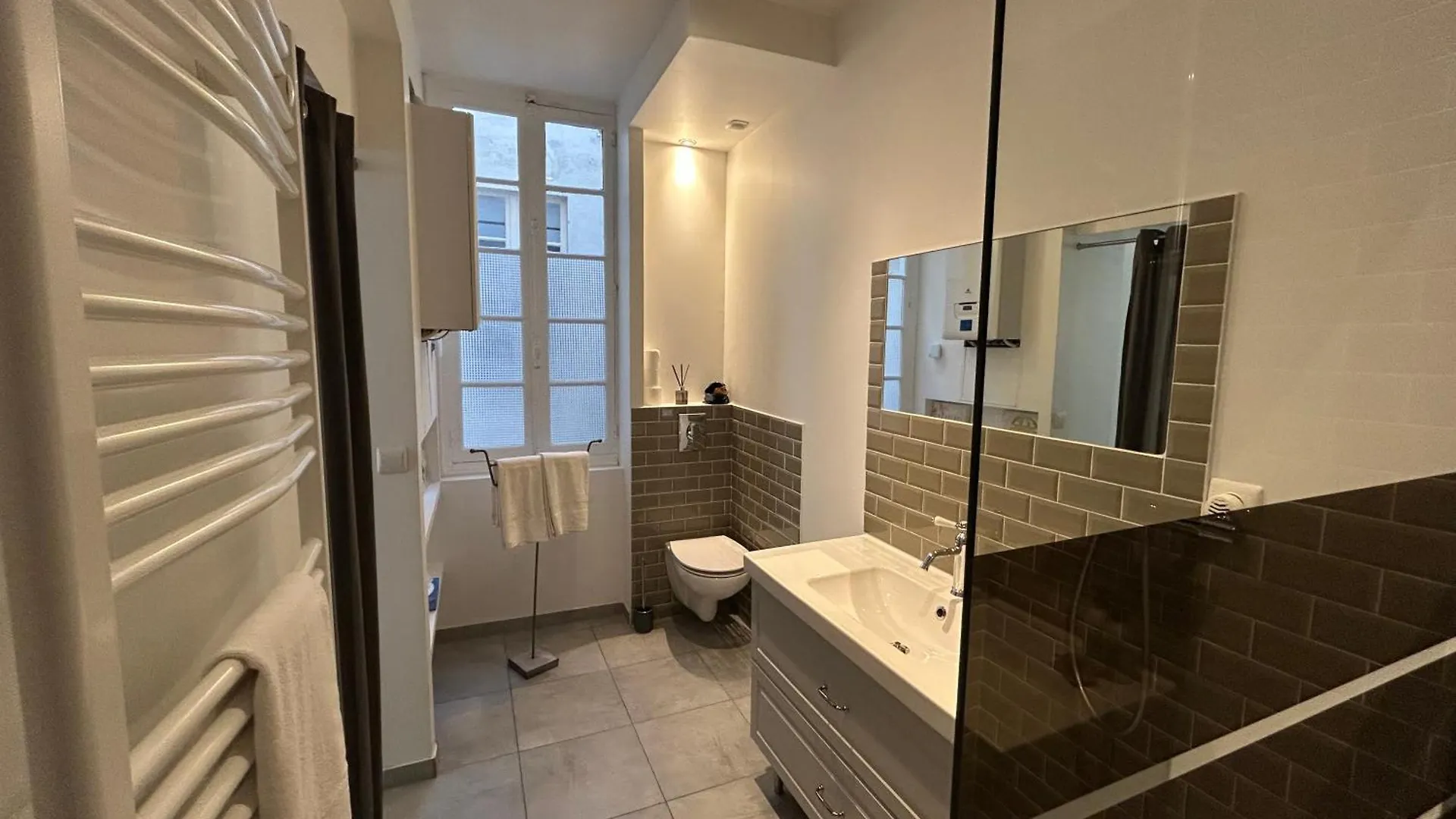 Maison De Caractere Avec Jardin Arbore En Avignon France