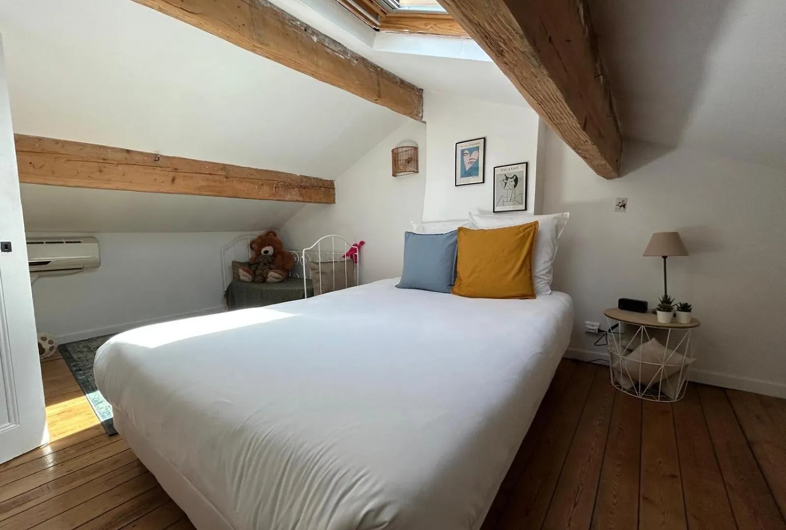 Maison De Caractere Avec Jardin Arbore En Avignon 0*,  France